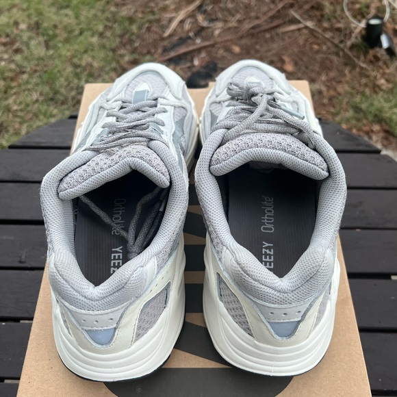 Adidas Yeezy 700 V2 Static - Picture 2 of 8